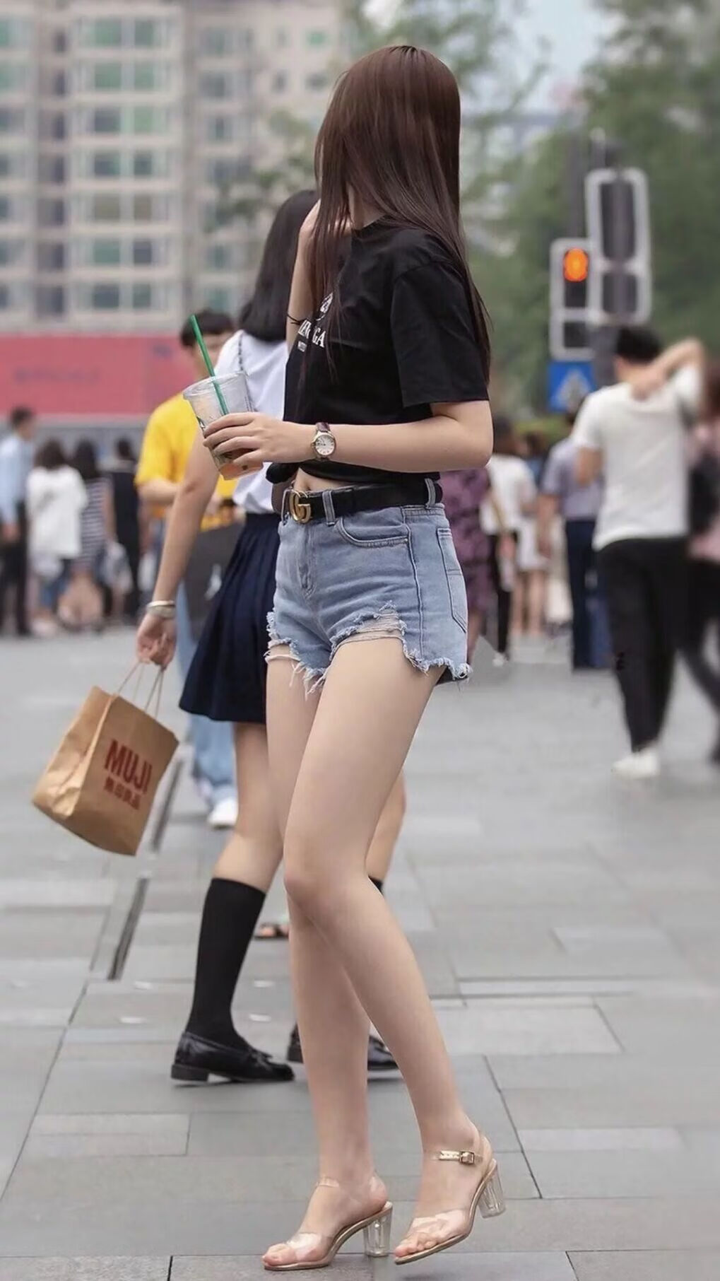 -足球球迷为支持球队举行特别活动，聚集人气，足球球迷会风雨无阻地去观看他所支持的球队比赛