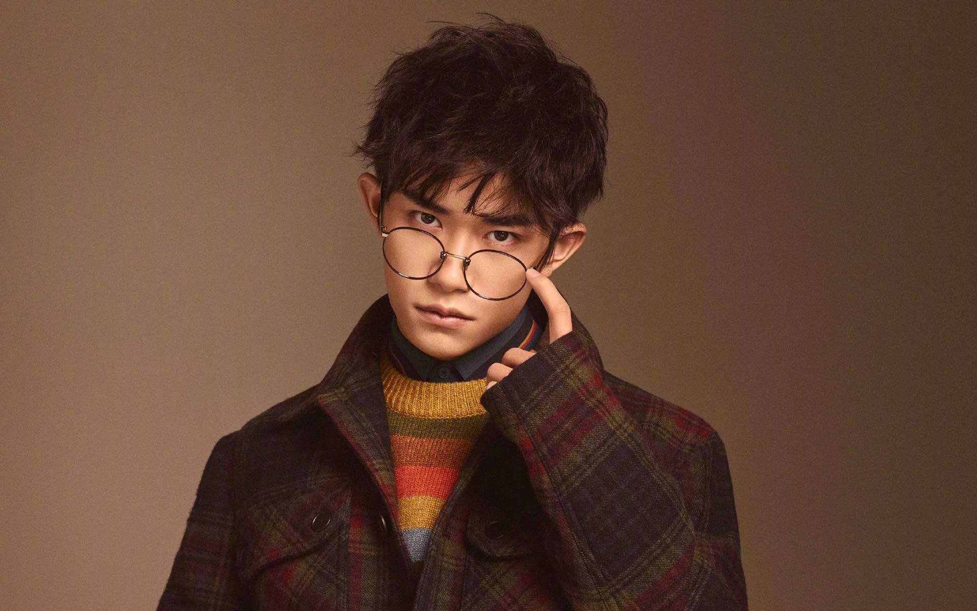 国王助教亲自参与投篮训练指导动作，国王助理教练