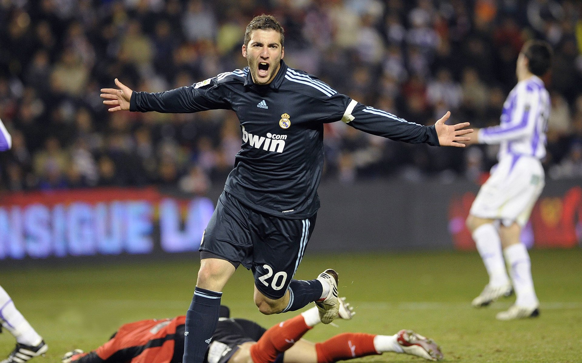 球迷“狂欢派对”:欧冠现场的热烈氛围,球迷狂欢节