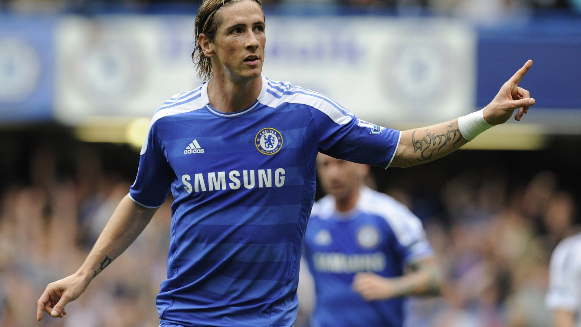 爱游戏体育app-逆境奋战：那些不畏困难的足球英雄，足球奋斗